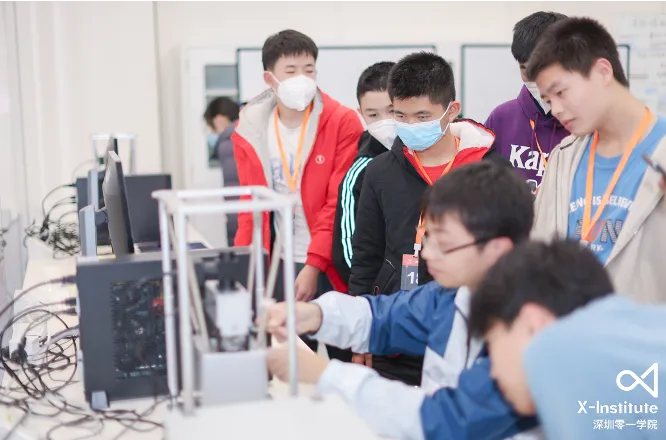 学生参与机器人实验室实践活动